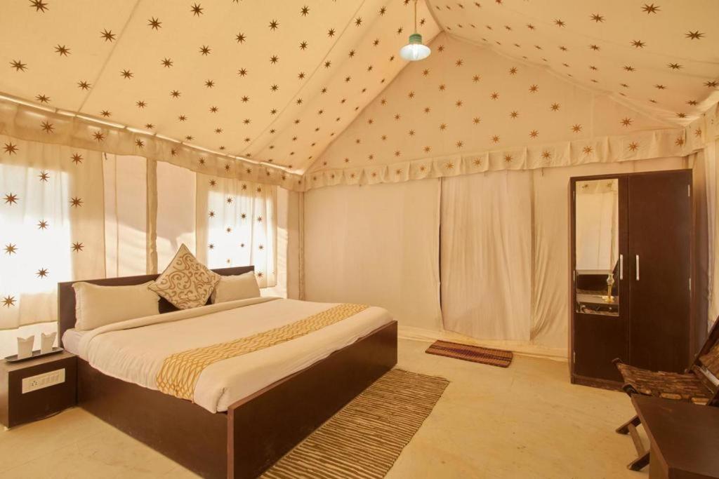 Golden Sandstone Hotel Desert Safari Camp Джайсалмер Экстерьер фото